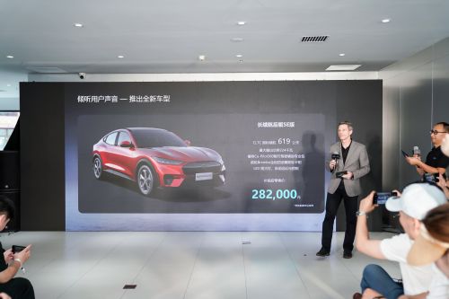 現(xiàn)場發(fā)布了全新福特Mustang Mach-E長續(xù)航后驅(qū)SE版車型，售價(jià)282,000元