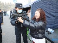 青岛特警演练处突、排爆、解救人质……向市民汇报