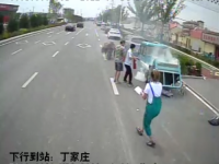 險！路遇三輪車著火，膠州巴士司機緊急施救