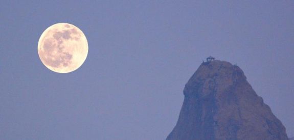 直播间400多万人胶州艾山脚下“赏月” ！2022年最大的“超级月亮”闪耀天穹