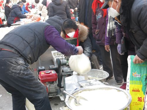 做年糕用的黄糯米粉备受村民追捧。