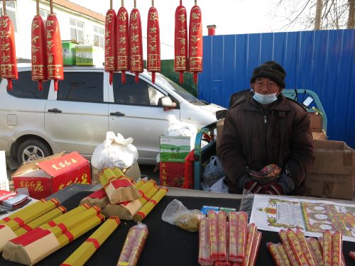 60岁的吴传礼是后丰隆屯村的村民，他与红烛打了40多年的交道。他卖的红烛和非遗黄香仍然很“吃香”。
