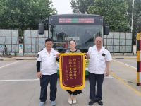 胶州巴士精准对接乘客出行需求 企业送锦旗感谢
