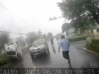 越野车翻车司机被困 胶州中达公交好司机英勇救人！