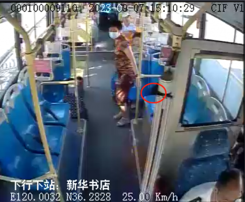 張女士離開座位準備下車