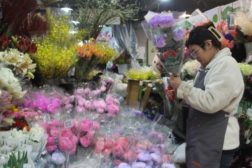 花卉店員正在修建花卉